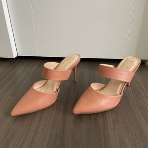 Pointed-toe mules